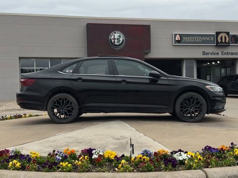 Used 2020 Volkswagen Jetta SE w/ SE Cold Weather Package image 3