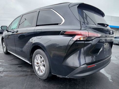 Used 2024 Toyota Sienna XLE image 4