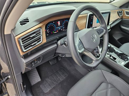 Used 2025 Volkswagen Atlas SE image 14