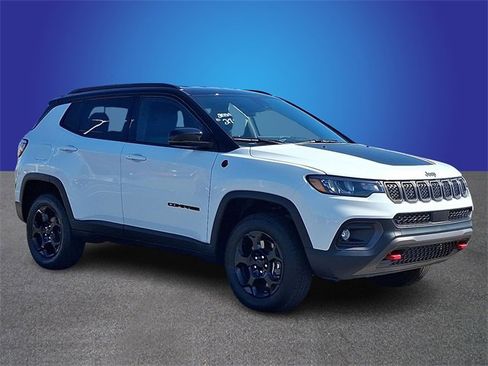 Used 2024 Jeep Compass Trailhawk image 3