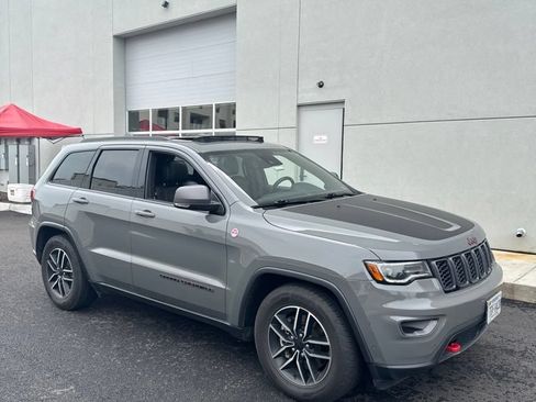 Used 2021 Jeep Grand Cherokee Trailhawk w/ Premium Lighting Group AWD/4WD image 2