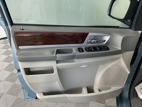 Used 2010 Chrysler Town & Country Touring FWD image 13