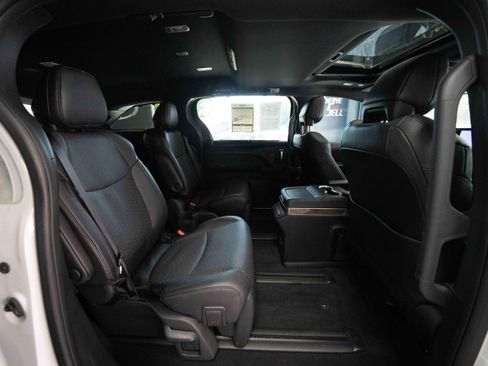 Used 2025 Toyota Sienna Platinum AWD/4WD image 20