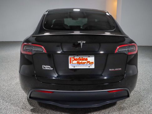 Used 2025 Tesla Model Y Performance image 8