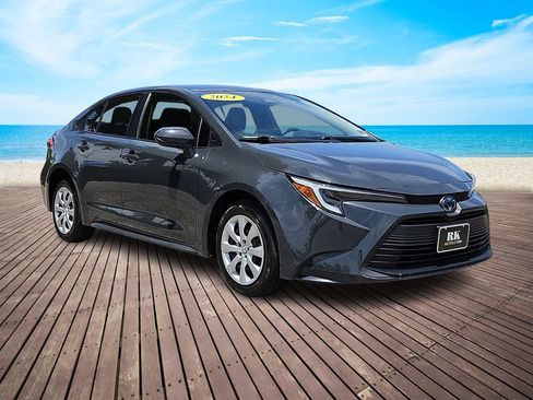 Used 2024 Toyota Corolla LE FWD image 3