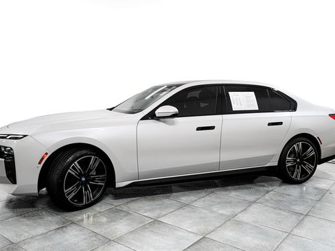 Used 2025 BMW i7 xDrive60 AWD/4WD image 4