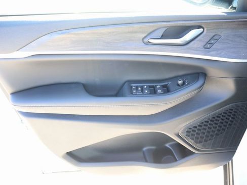 New 2025 Jeep Grand Cherokee L Limited image 17