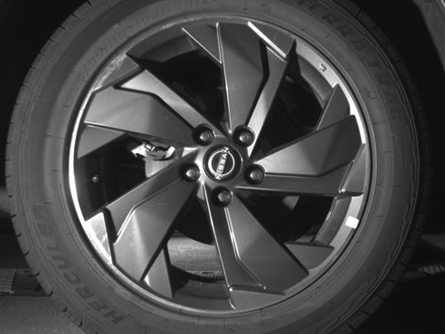 Used 2025 Nissan Rogue SV FWD image 18