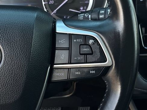 Used 2022 Toyota Highlander XLE FWD image 25