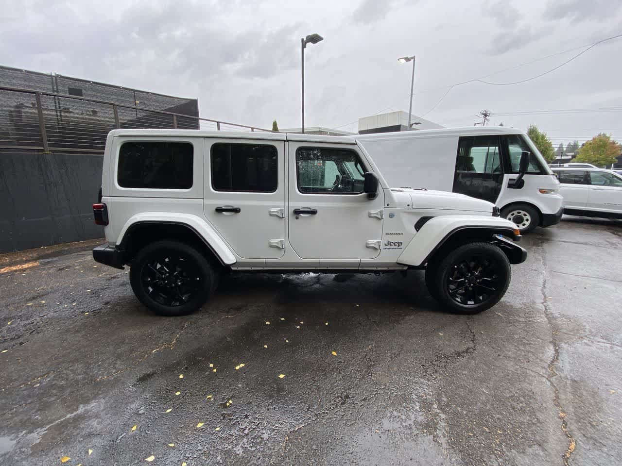 Used 2024 Jeep Wrangler Unlimited Sahara AWD/4WD image 7