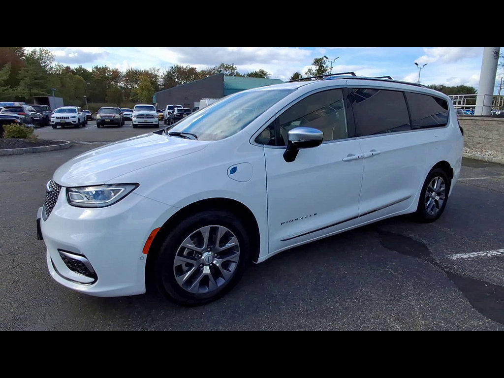 Used 2025 Chrysler Pacifica Pinnacle FWD image 4