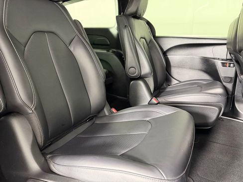 Used 2024 Chrysler Pacifica Limited FWD image 32
