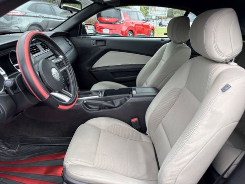 Used 2014 Ford Mustang Convertible image 9