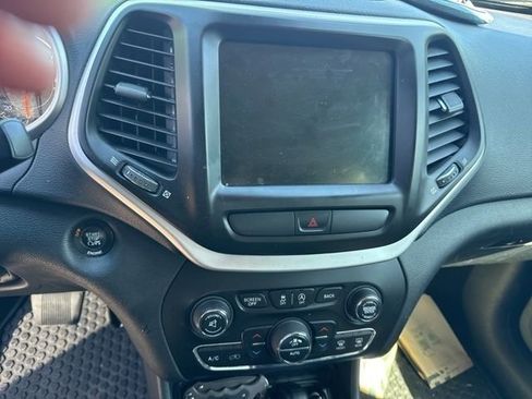 Used 2016 Jeep Cherokee Trailhawk w/ Comfort/Convenience Group AWD/4WD image 4