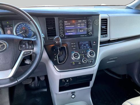 Used 2019 Toyota Sienna XLE FWD image 7