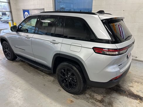 Used 2024 Jeep Grand Cherokee Altitude image 3