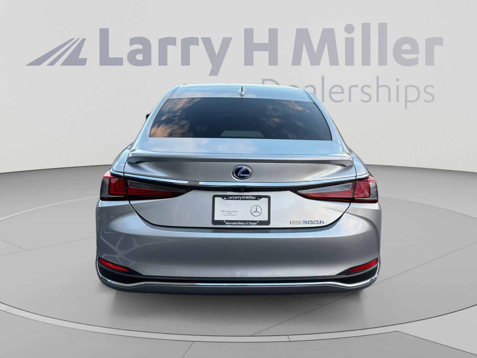 Used 2022 Lexus ES 300h w/ Accessory Package FWD image 4