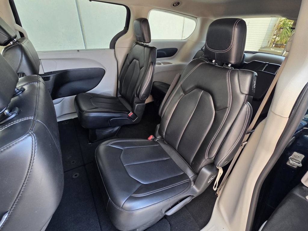 Used 2023 Chrysler Pacifica Touring-L FWD image 8