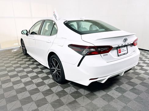 Used 2023 Toyota Camry SE FWD image 5