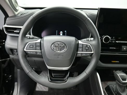 Certified 2025 Toyota Highlander Platinum image 17