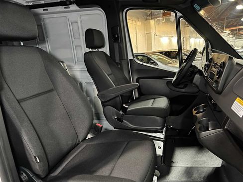 Used 2025 Mercedes-Benz Sprinter 2500 image 12