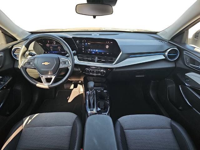 Used 2025 Chevrolet Trax LT w/ LT Convenience Package FWD image 9