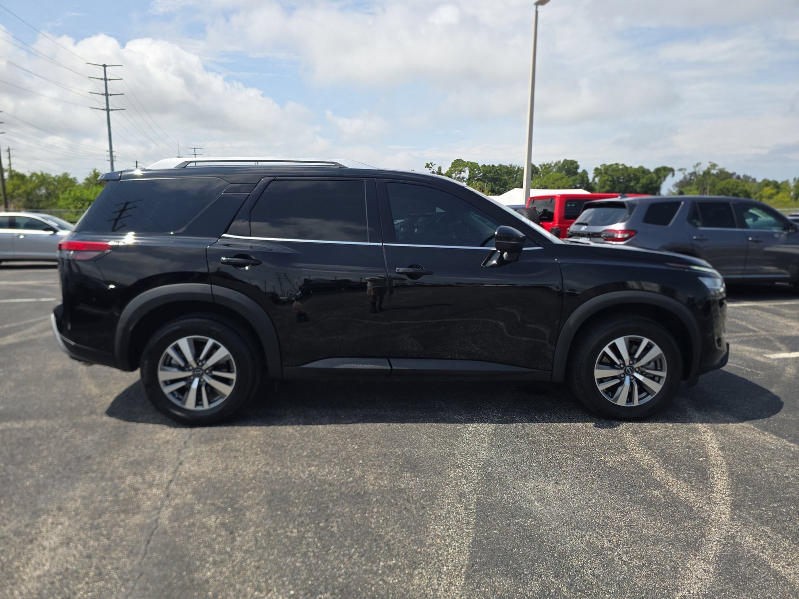 Used 2023 Nissan Pathfinder SL w/ Lighting Package (N92) FWD image 3