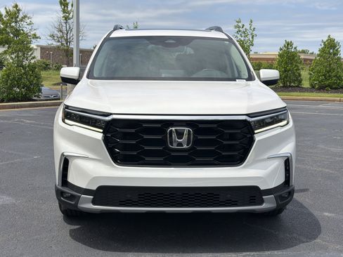 Certified 2025 Honda Pilot Touring image 3