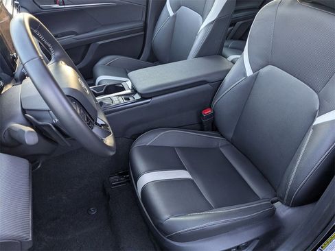 Used 2025 Toyota Camry SE image 18