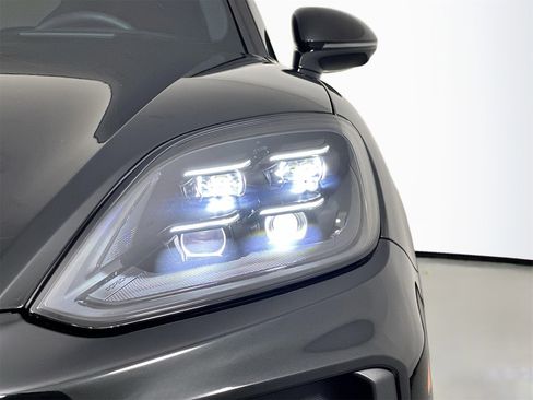 Certified 2025 Porsche Cayenne Turbo image 15