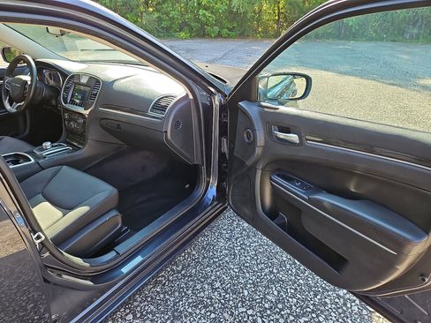 Used 2018 Chrysler 300 Touring image 10