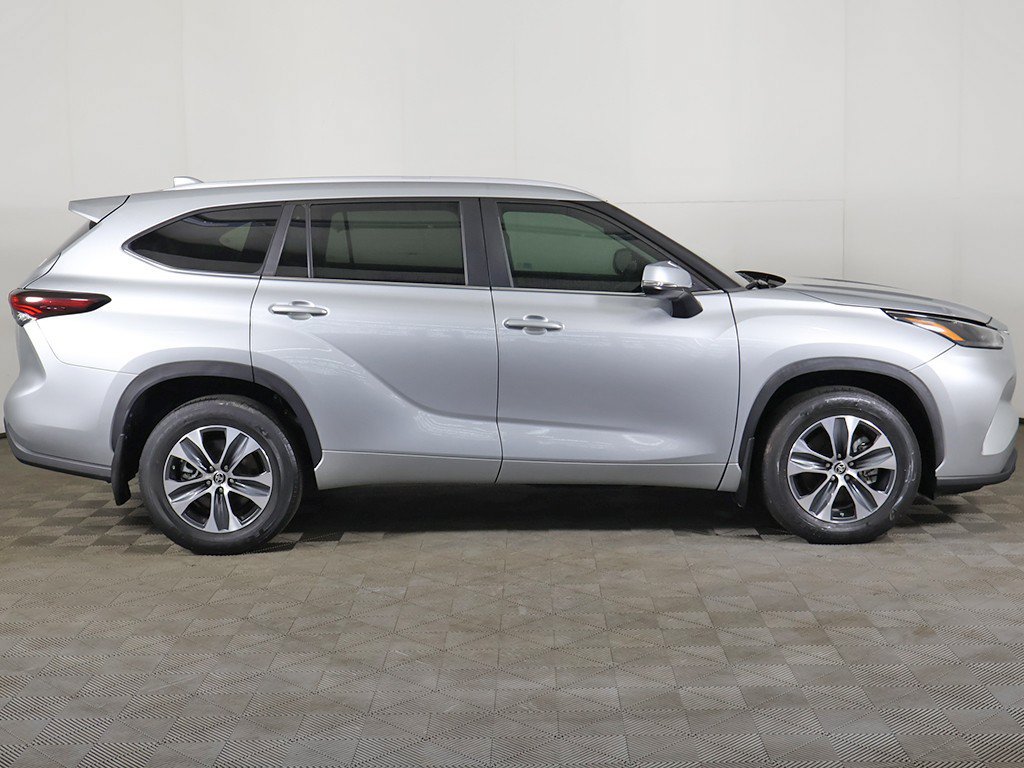 Used 2024 Toyota Highlander XLE AWD/4WD image 19