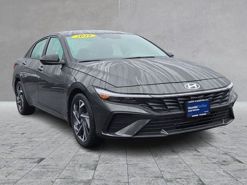 Used 2025 Hyundai Elantra Sport image 2