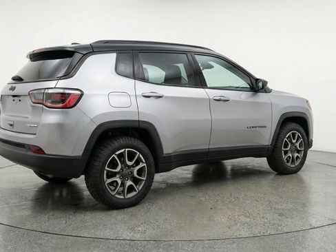 Used 2025 Jeep Compass Trailhawk AWD/4WD image 9