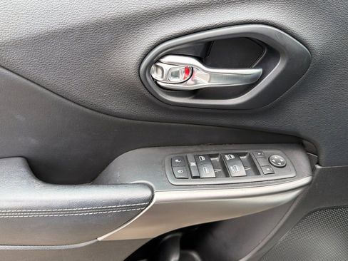 Used 2019 Jeep Cherokee Latitude Plus w/ Cold Weather Group AWD/4WD image 12