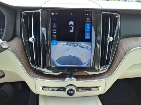 Used 2022 Volvo XC60 B5 Momentum w/ Advanced Package FWD image 11