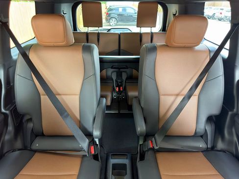 Used 2024 Lexus GX 550 w/ Accessory Package (31) AWD/4WD image 30