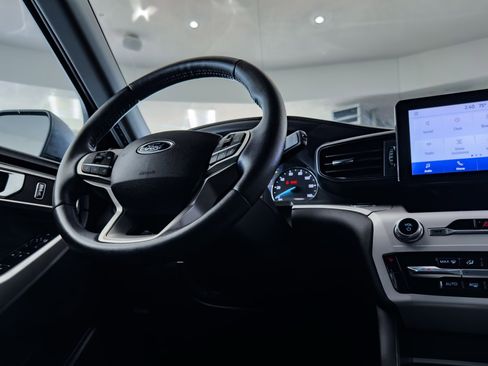 Used 2023 Ford Explorer XLT image 40