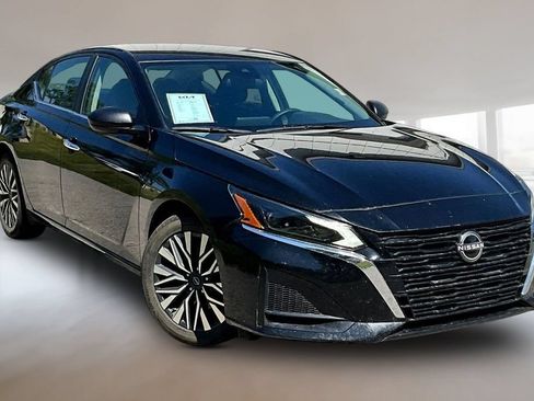 Used 2025 Nissan Altima 2.5 SV FWD image 3