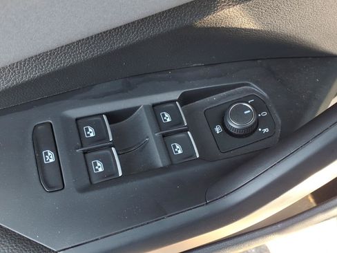 Used 2025 Volkswagen Jetta SE FWD image 18