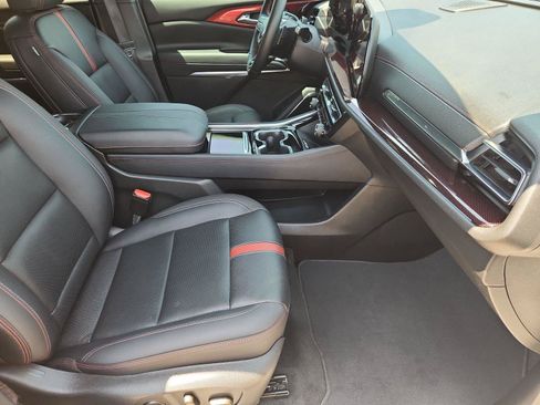 Used 2024 Chevrolet Traverse RS FWD image 28