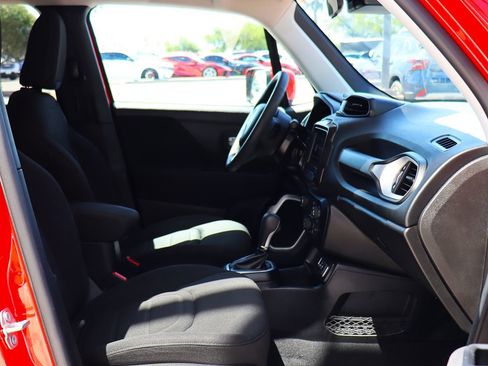 Used 2019 Jeep Renegade Latitude FWD image 30
