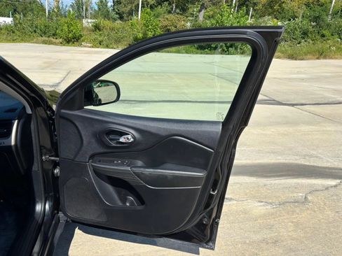 Used 2017 Jeep Cherokee Limited image 14