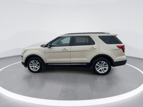 Used 2018 Ford Explorer XLT w/ Equipment Group 202A image 5