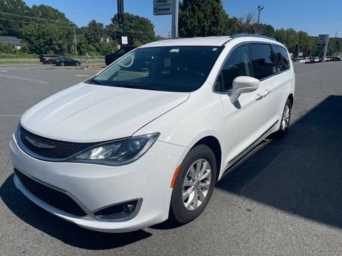 Used 2018 Chrysler Pacifica Touring-L FWD image 1