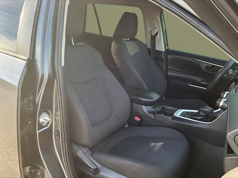 Used 2020 Toyota RAV4 LE image 5