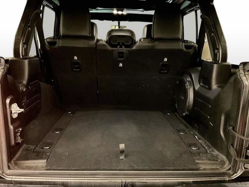 Used 2018 Jeep Wrangler Unlimited Sahara image 33