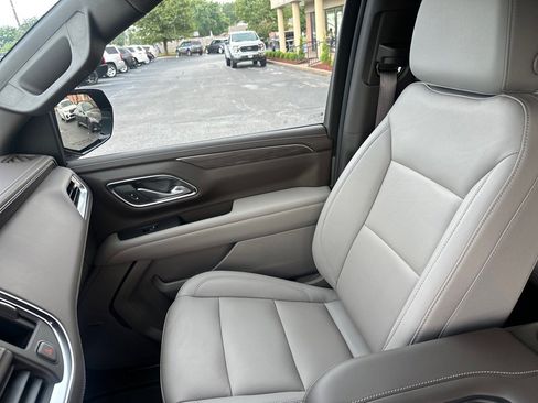 Used 2024 Chevrolet Suburban LT w/ Luxury Package image 14