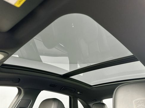 Certified 2025 Porsche Macan image 36