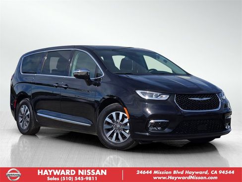 Used 2022 Chrysler Pacifica Limited w/ Uconnect Theater Family Group image 1